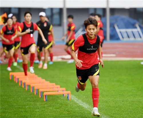 上半场马鲁西奇送礼，劳塔罗破门，国米暂时1-0拉齐奥；下半场图拉姆建功，拉扎里因侮辱裁判直红，最终国米2-0拉齐奥，迎来3连胜，4分优势继续领跑积分榜。